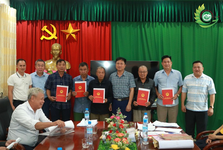 Xã Phú Cát trao Giấy chứng nhận quyền sử dụng đất (QSDĐ) chỉnh lý sau dồn điền đổi thửa- Ảnh 2.