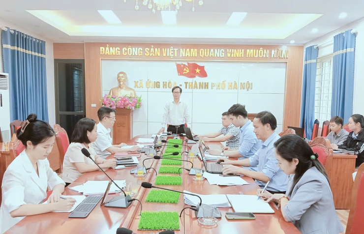 LÃNH ĐẠO UBND XÃ ỨNG HÒA NGHE BÁO CÁO KẾT QUẢ CÔNG TÁC CẢI CÁCH HÀNH CHÍNH VÀ CHUYỂN ĐỔI SỐ THÁNG 10/2025.- Ảnh 1.