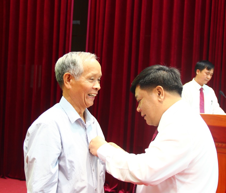 Xã Thạch Thất: Trao tặng Huy hiệu Đảng và tri ân những cống hiến son sắt của đảng viên lão thành- Ảnh 3.