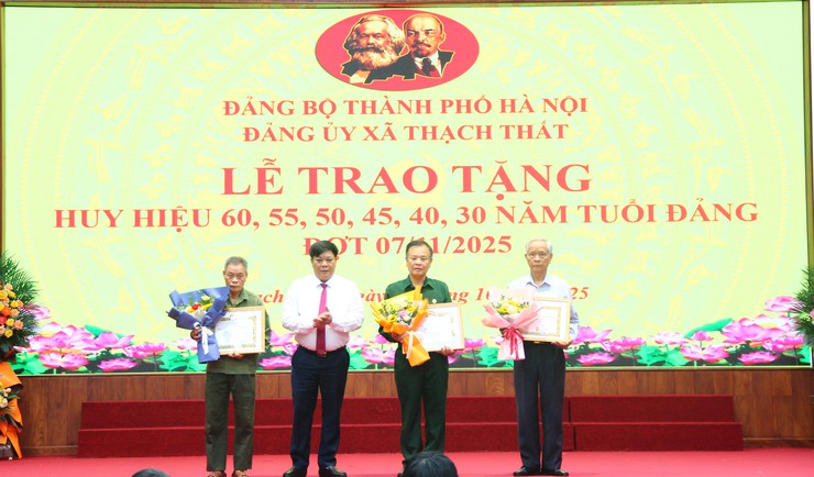 Xã Thạch Thất: Trao tặng Huy hiệu Đảng và tri ân những cống hiến son sắt của đảng viên lão thành- Ảnh 4.