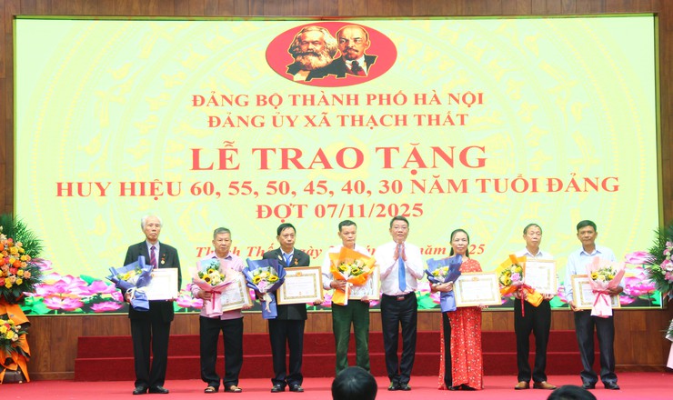Xã Thạch Thất: Trao tặng Huy hiệu Đảng và tri ân những cống hiến son sắt của đảng viên lão thành- Ảnh 5.