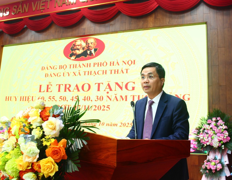 Xã Thạch Thất: Trao tặng Huy hiệu Đảng và tri ân những cống hiến son sắt của đảng viên lão thành- Ảnh 2.