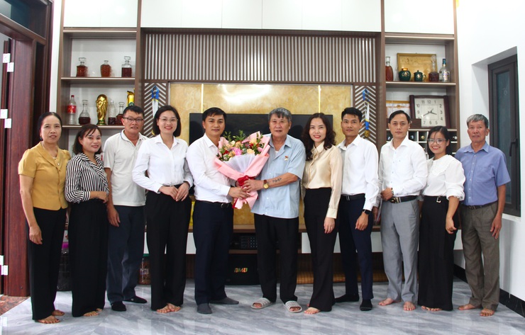 Xã Thạch Thất: Trao tặng Huy hiệu Đảng và tri ân những cống hiến son sắt của đảng viên lão thành- Ảnh 9.