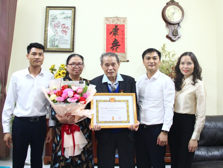 Xã Thạch Thất: Trao tặng Huy hiệu Đảng và tri ân những cống hiến son sắt của đảng viên lão thành- Ảnh 8.