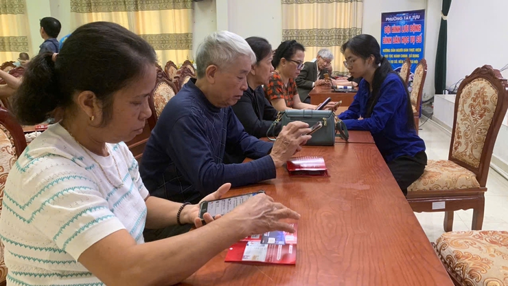 Nhân dân liên tổ dân phố Ngọa Long  và Văn trì  phường Tây Tựu được tiếp cận và hướng dẫn kiến thức, kỹ năng về chuyển đổi  số- Ảnh 1.