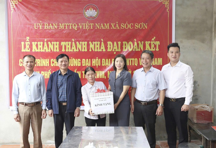 SÓC SƠN: TRAO NHÀ ĐẠI ĐOÀN KẾT CHO HỘ GIA ĐÌNH CÓ HOÀN CẢNH KHÓ KHĂN.- Ảnh 3.