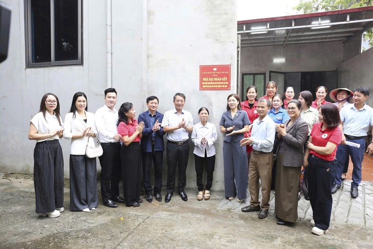 SÓC SƠN: TRAO NHÀ ĐẠI ĐOÀN KẾT CHO HỘ GIA ĐÌNH CÓ HOÀN CẢNH KHÓ KHĂN.- Ảnh 1.