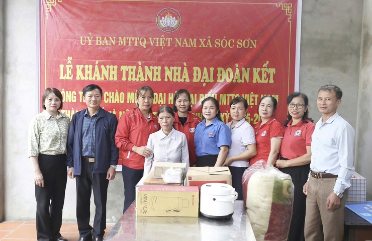 SÓC SƠN: TRAO NHÀ ĐẠI ĐOÀN KẾT CHO HỘ GIA ĐÌNH CÓ HOÀN CẢNH KHÓ KHĂN.- Ảnh 6.