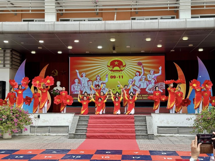 Trường THCS Chu Văn An tổ chức mô hình điểm lễ hưởng ứng ngày pháp luật nước CHXHCN Việt Nam - năm 2025- Ảnh 1.
