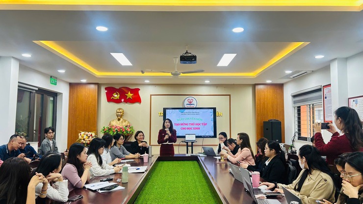 Trường THCS Giang Biên: Sinh hoạt chuyên môn - Tạo hứng thú học tập cho học sinh- Ảnh 1.