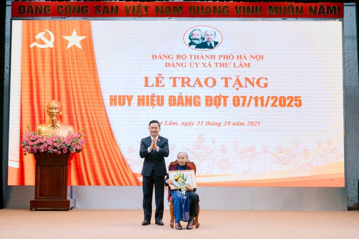 Đảng bộ xã Thư Lâm long trọng tổ chức Lễ trao tặng Huy hiệu Đảng đợt 07/11/2025 và giao ban công tác lãnh, chỉ đạo tổ chức thực hiện nhiệm vụ tháng 10, triển khai nhiệm vụ trọng tâm tháng 11 năm 2025- Ảnh 12.