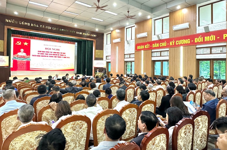 Đảng bộ xã Thư Lâm long trọng tổ chức Lễ trao tặng Huy hiệu Đảng đợt 07/11/2025 và giao ban công tác lãnh, chỉ đạo tổ chức thực hiện nhiệm vụ tháng 10, triển khai nhiệm vụ trọng tâm tháng 11 năm 2025- Ảnh 31.