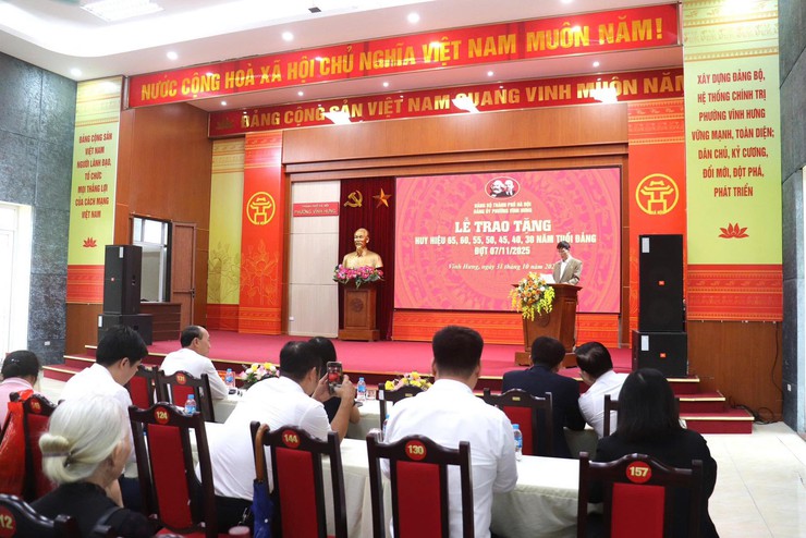 Đảng bộ phường Vĩnh Hưng trao tặng Huy hiệu đảng đợt 07/11/2025- Ảnh 5.