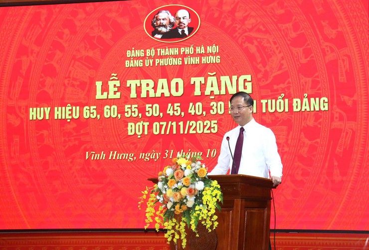 Đảng bộ phường Vĩnh Hưng trao tặng Huy hiệu đảng đợt 07/11/2025- Ảnh 1.