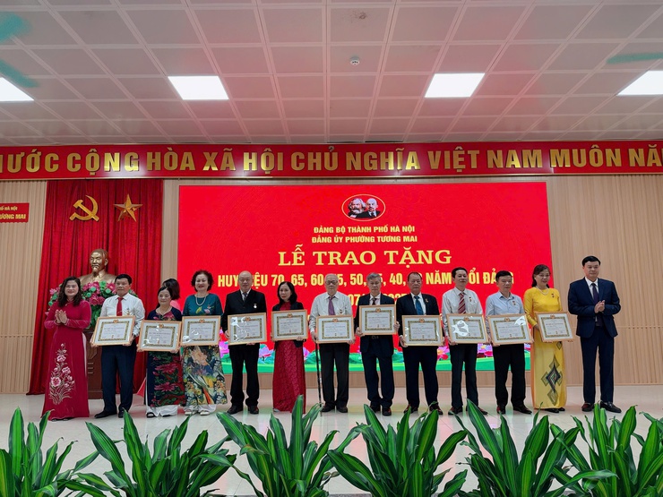 Đảng uỷ phường Tương Mai tổ chức Lễ trao tặng Huy hiệu Đảng đợt 07/11/2025- Ảnh 3.