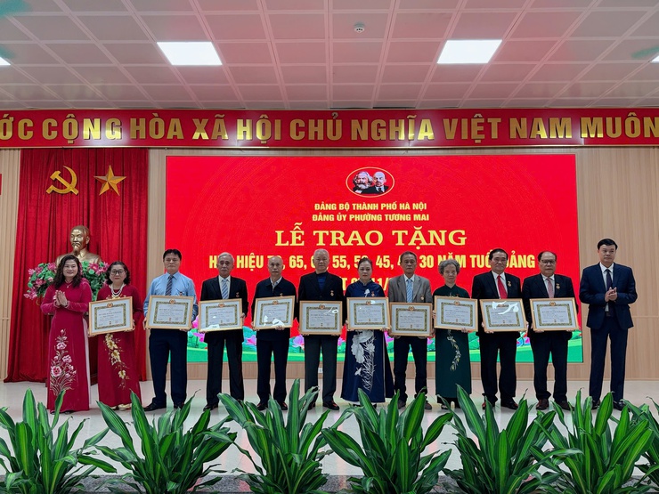 Đảng uỷ phường Tương Mai tổ chức Lễ trao tặng Huy hiệu Đảng đợt 07/11/2025- Ảnh 4.