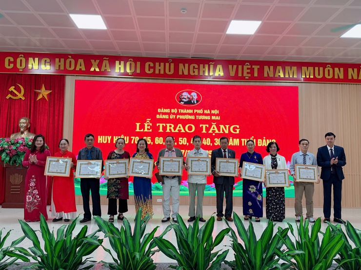 Đảng uỷ phường Tương Mai tổ chức Lễ trao tặng Huy hiệu Đảng đợt 07/11/2025- Ảnh 5.