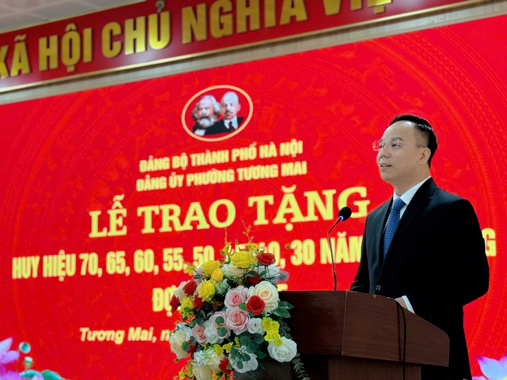 Đảng uỷ phường Tương Mai tổ chức Lễ trao tặng Huy hiệu Đảng đợt 07/11/2025- Ảnh 1.