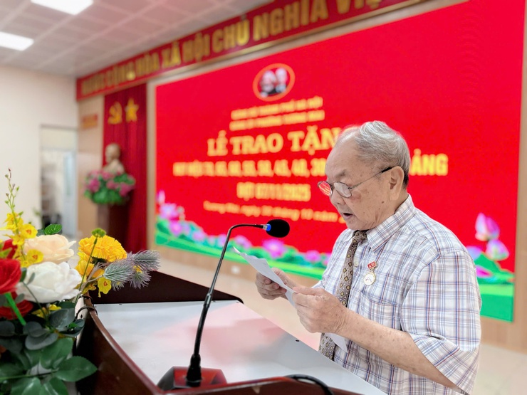 Đảng uỷ phường Tương Mai tổ chức Lễ trao tặng Huy hiệu Đảng đợt 07/11/2025- Ảnh 2.