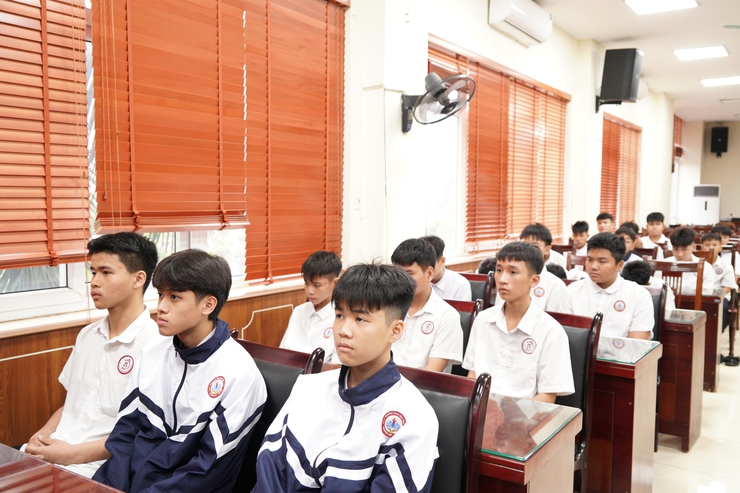 Công an phường Chương Mỹ tổ chức ký cam kết, bàn giao 21 học sinh cho nhà trường và phụ huynh quản lý, giáo dục- Ảnh 1.