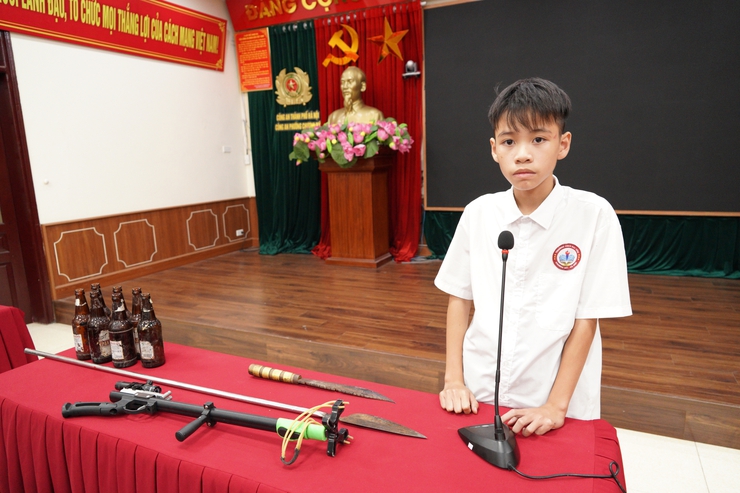 Công an phường Chương Mỹ tổ chức ký cam kết, bàn giao 21 học sinh cho nhà trường và phụ huynh quản lý, giáo dục- Ảnh 2.