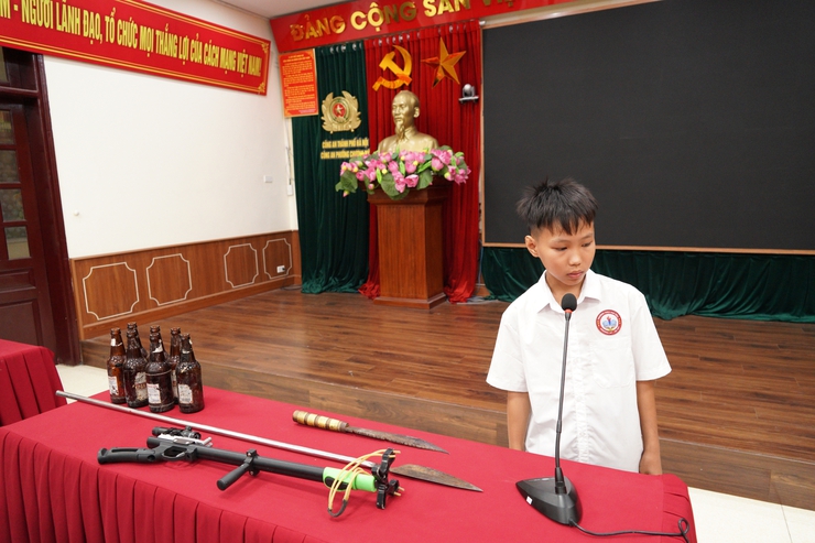 Công an phường Chương Mỹ tổ chức ký cam kết, bàn giao 21 học sinh cho nhà trường và phụ huynh quản lý, giáo dục- Ảnh 3.