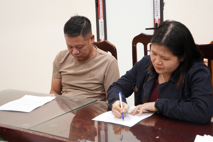 Công an phường Chương Mỹ tổ chức ký cam kết, bàn giao 21 học sinh cho nhà trường và phụ huynh quản lý, giáo dục- Ảnh 6.