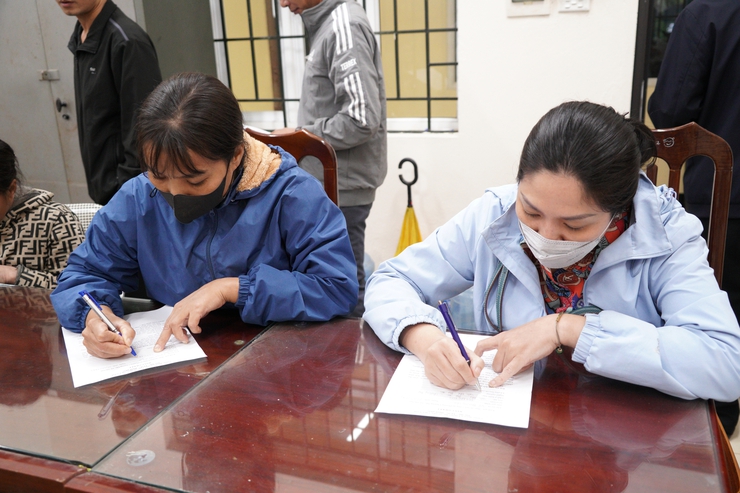 Công an phường Chương Mỹ tổ chức ký cam kết, bàn giao 21 học sinh cho nhà trường và phụ huynh quản lý, giáo dục- Ảnh 7.