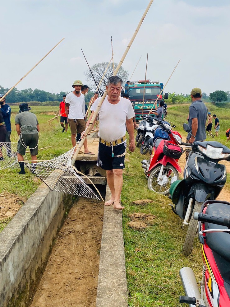 Độc đáo "nghề" bắt cá bằng dập sào ở Phúc Thọ- Ảnh 4.