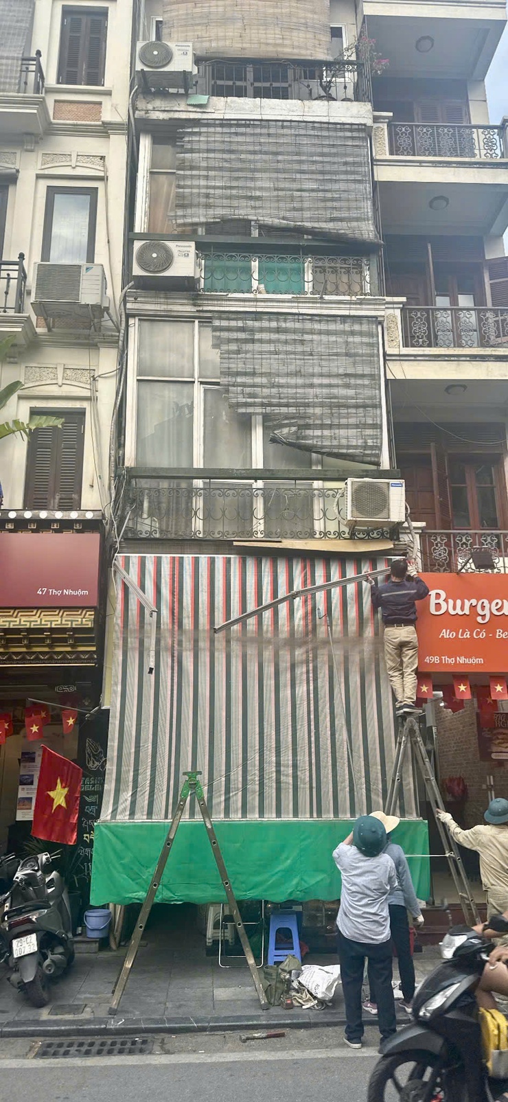 PHƯỜNG CỬA NAM TIẾP TỤC XỬ LÝ MÁI CHE, MÁI VẨY VI PHẠM TRẬT TỰ ĐÔ THỊ

- Ảnh 12.