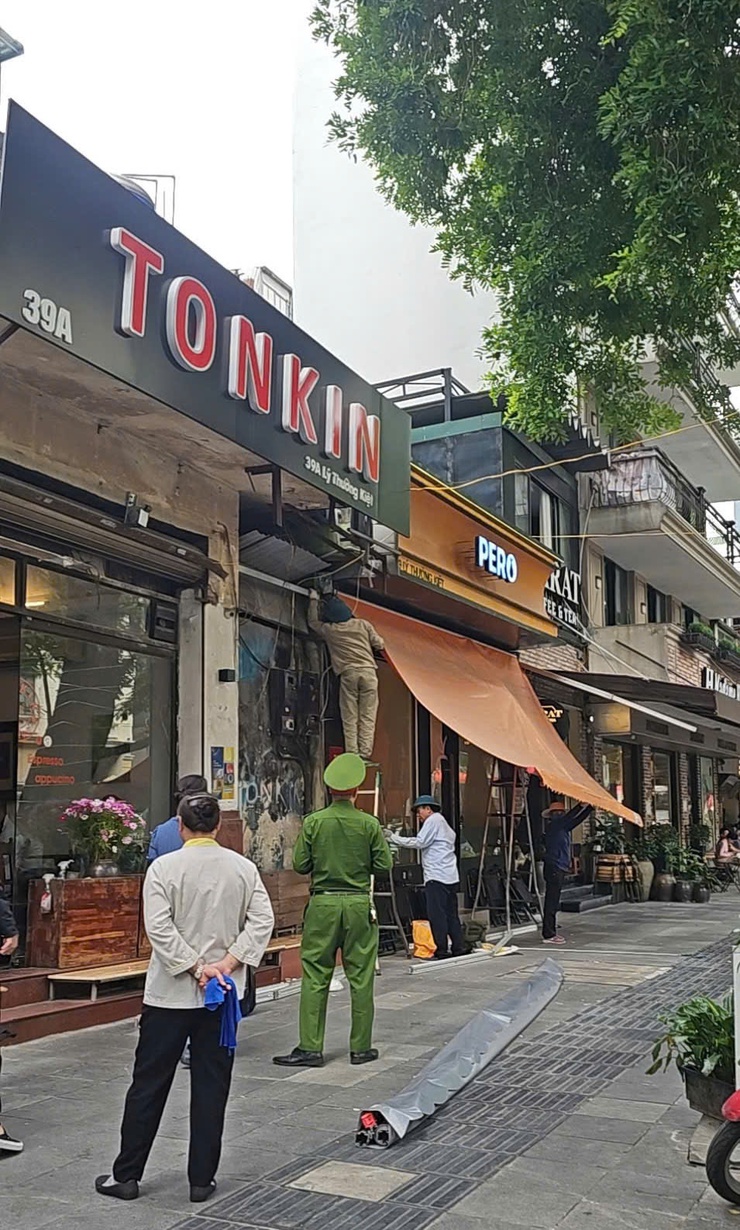 PHƯỜNG CỬA NAM TIẾP TỤC XỬ LÝ MÁI CHE, MÁI VẨY VI PHẠM TRẬT TỰ ĐÔ THỊ

- Ảnh 13.