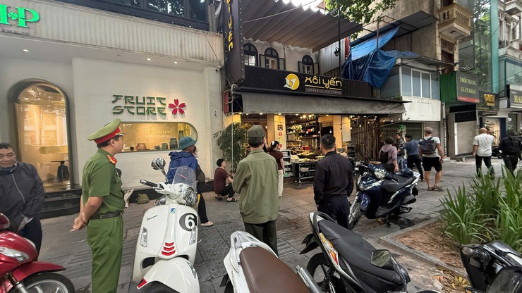 PHƯỜNG CỬA NAM TIẾP TỤC XỬ LÝ MÁI CHE, MÁI VẨY VI PHẠM TRẬT TỰ ĐÔ THỊ

- Ảnh 8.