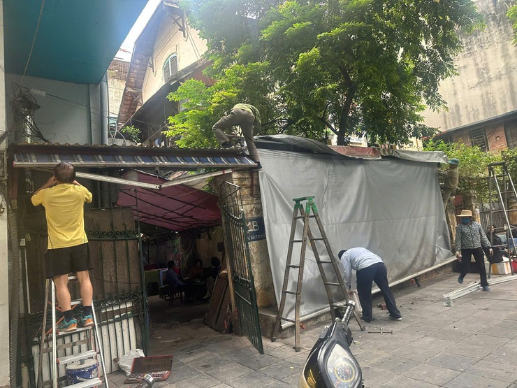 PHƯỜNG CỬA NAM TIẾP TỤC XỬ LÝ MÁI CHE, MÁI VẨY VI PHẠM TRẬT TỰ ĐÔ THỊ

- Ảnh 9.