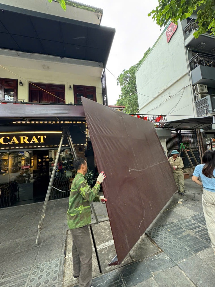 PHƯỜNG CỬA NAM TIẾP TỤC XỬ LÝ MÁI CHE, MÁI VẨY VI PHẠM TRẬT TỰ ĐÔ THỊ

- Ảnh 11.