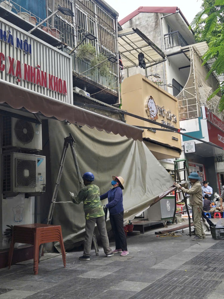 PHƯỜNG CỬA NAM TIẾP TỤC XỬ LÝ MÁI CHE, MÁI VẨY VI PHẠM TRẬT TỰ ĐÔ THỊ

- Ảnh 5.