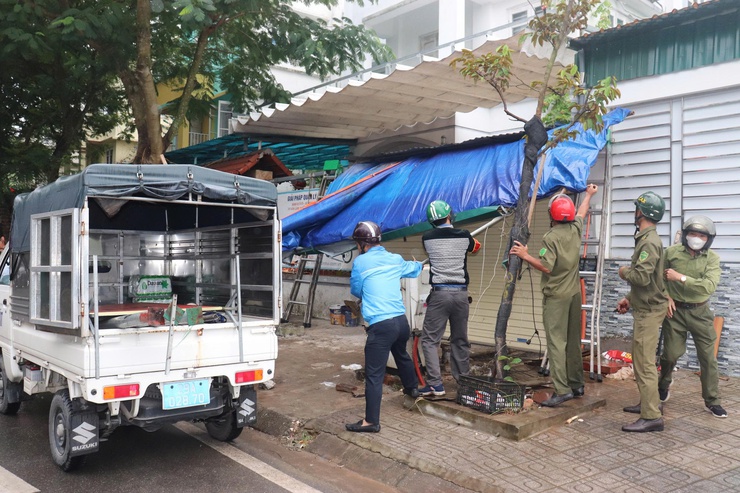 Xã Thuận An ra quân đảm bảo trật tự đô thị, trật tự xây dựng và vệ sinh môi trường- Ảnh 4.