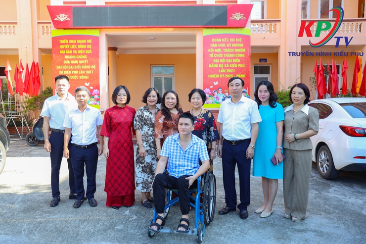 UBND xã Kiều Phú trao tặng 40 xe lăn cho Thương bệnh binh và người khuyết tật trên địa bàn xã- Ảnh 4.