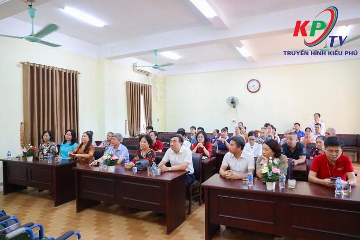 UBND xã Kiều Phú trao tặng 40 xe lăn cho Thương bệnh binh và người khuyết tật trên địa bàn xã- Ảnh 1.
