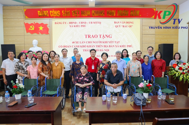 UBND xã Kiều Phú trao tặng 40 xe lăn cho Thương bệnh binh và người khuyết tật trên địa bàn xã- Ảnh 3.