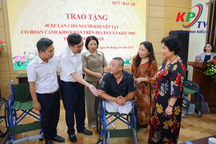 UBND xã Kiều Phú trao tặng 40 xe lăn cho Thương bệnh binh và người khuyết tật trên địa bàn xã- Ảnh 5.