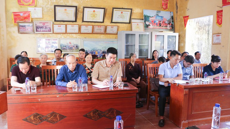 Đồng chí Phùng Văn Tài- Phó Bí thư Thường trực Đảng uỷ xã Quốc Oai dự sinh hoạt chi bộ tại thôn Phượng Cách 3- Ảnh 1.