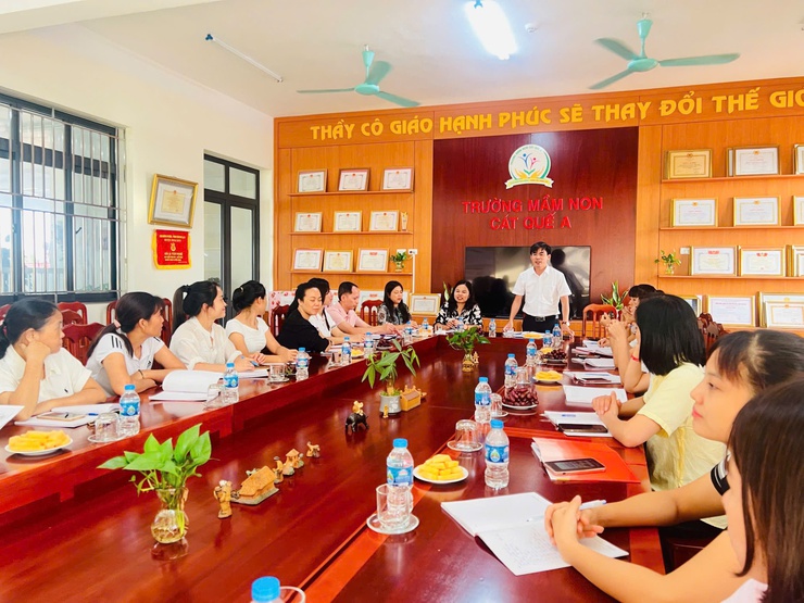 Đồng chí Lê Đức Phóng - Phó Bí thư Đảng uỷ, Chủ tịch UBND xã dự sinh hoạt chi bộ trường Mầm non Cát Quế A- Ảnh 1.