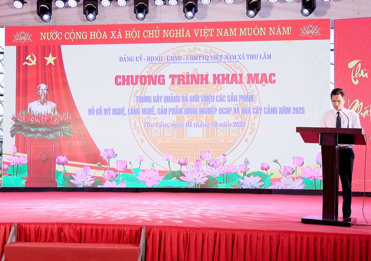 ĐU-HĐND-UBND-UBMTTQ Việt Nam xã Thư Lâm Khai mạc trưng bày quảng bá, giới thiệu sản phẩm đồ gỗ mỹ nghệ, làng nghề, sản phẩm nông nghiệp OCOP và hoa cây cảnh năm 2025.- Ảnh 1.