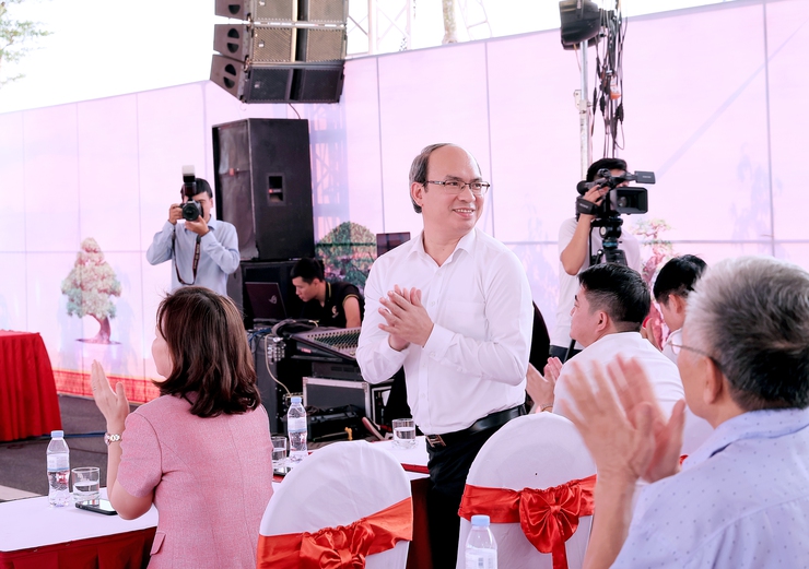 ĐU-HĐND-UBND-UBMTTQ Việt Nam xã Thư Lâm Khai mạc trưng bày quảng bá, giới thiệu sản phẩm đồ gỗ mỹ nghệ, làng nghề, sản phẩm nông nghiệp OCOP và hoa cây cảnh năm 2025.- Ảnh 3.