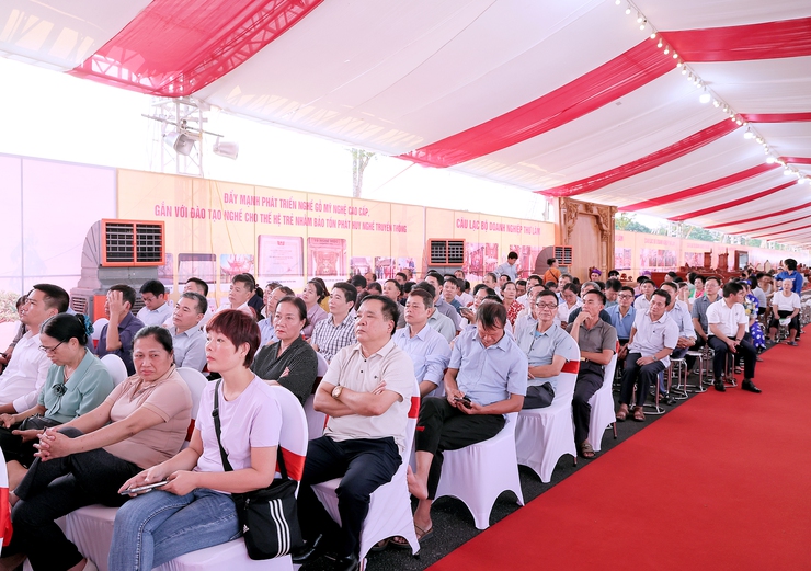ĐU-HĐND-UBND-UBMTTQ Việt Nam xã Thư Lâm Khai mạc trưng bày quảng bá, giới thiệu sản phẩm đồ gỗ mỹ nghệ, làng nghề, sản phẩm nông nghiệp OCOP và hoa cây cảnh năm 2025.- Ảnh 6.