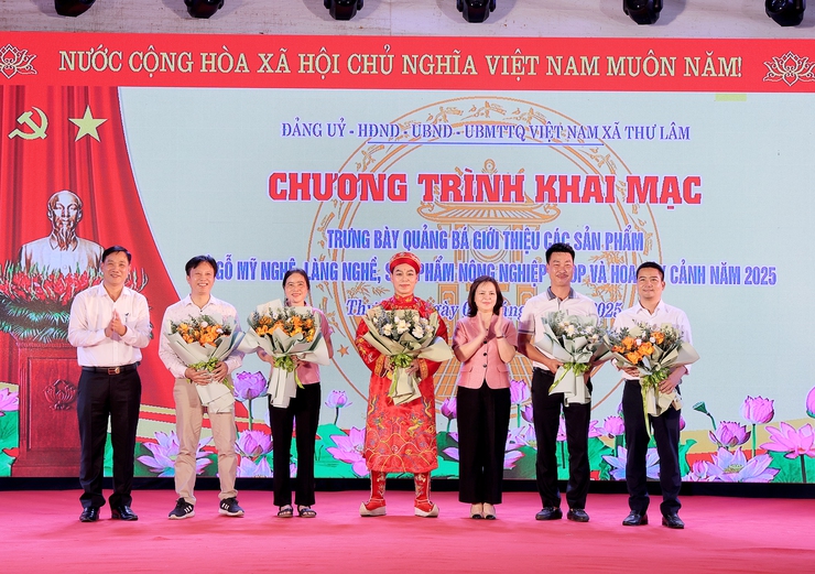 ĐU-HĐND-UBND-UBMTTQ Việt Nam xã Thư Lâm Khai mạc trưng bày quảng bá, giới thiệu sản phẩm đồ gỗ mỹ nghệ, làng nghề, sản phẩm nông nghiệp OCOP và hoa cây cảnh năm 2025.- Ảnh 8.