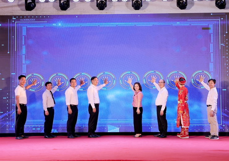 ĐU-HĐND-UBND-UBMTTQ Việt Nam xã Thư Lâm Khai mạc trưng bày quảng bá, giới thiệu sản phẩm đồ gỗ mỹ nghệ, làng nghề, sản phẩm nông nghiệp OCOP và hoa cây cảnh năm 2025.- Ảnh 9.
