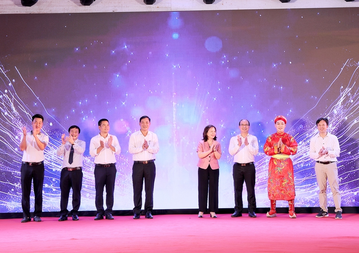 ĐU-HĐND-UBND-UBMTTQ Việt Nam xã Thư Lâm Khai mạc trưng bày quảng bá, giới thiệu sản phẩm đồ gỗ mỹ nghệ, làng nghề, sản phẩm nông nghiệp OCOP và hoa cây cảnh năm 2025.- Ảnh 10.
