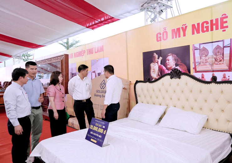ĐU-HĐND-UBND-UBMTTQ Việt Nam xã Thư Lâm Khai mạc trưng bày quảng bá, giới thiệu sản phẩm đồ gỗ mỹ nghệ, làng nghề, sản phẩm nông nghiệp OCOP và hoa cây cảnh năm 2025.- Ảnh 18.