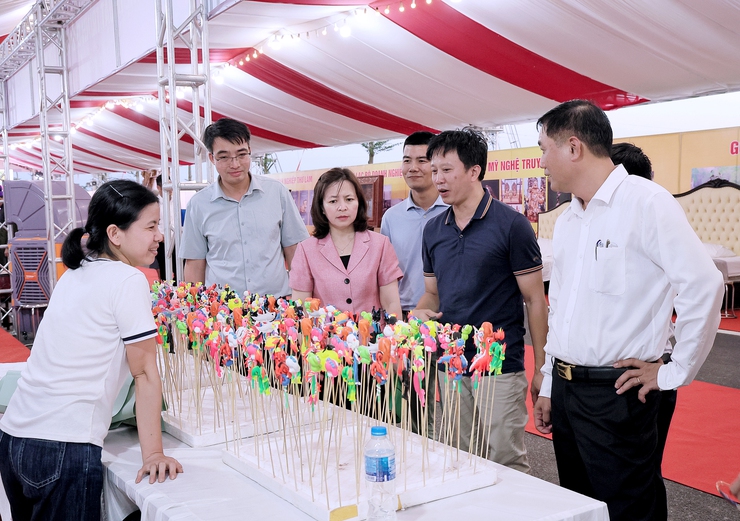 ĐU-HĐND-UBND-UBMTTQ Việt Nam xã Thư Lâm Khai mạc trưng bày quảng bá, giới thiệu sản phẩm đồ gỗ mỹ nghệ, làng nghề, sản phẩm nông nghiệp OCOP và hoa cây cảnh năm 2025.- Ảnh 21.